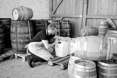 為應(yīng)對醫(yī)療用品需求 比利時啤酒廠轉(zhuǎn)產(chǎn)醫(yī)用酒精